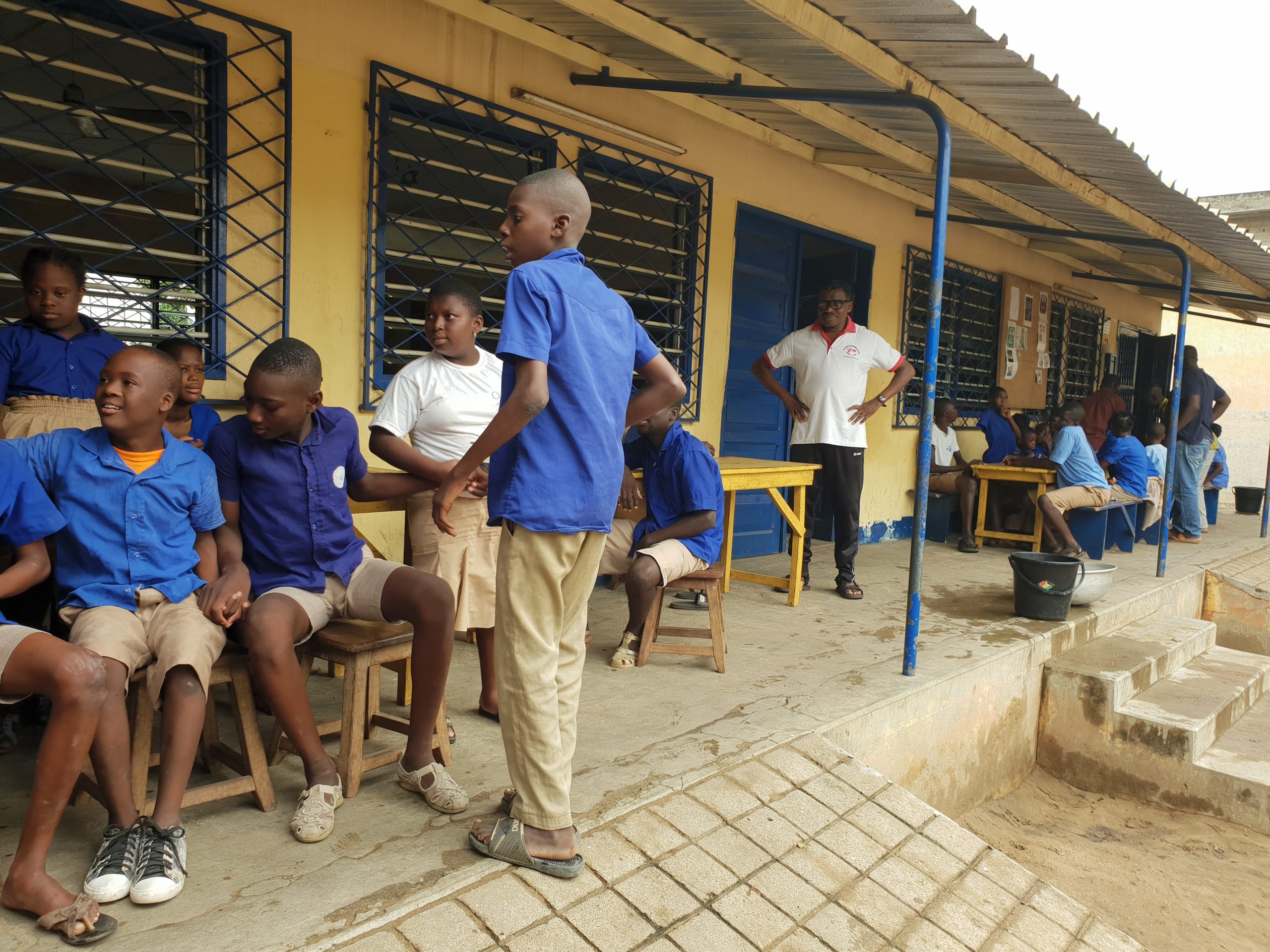 Enfants devant l'école au Togo