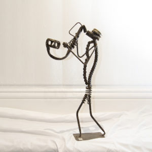 sculpture en métal l'homme saxophoniste